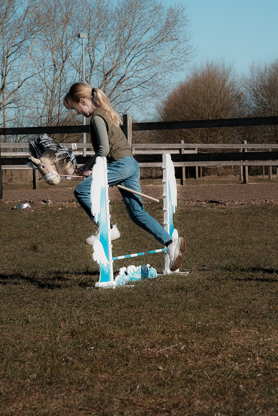 Water en golven hindernis voor Hobby Horse