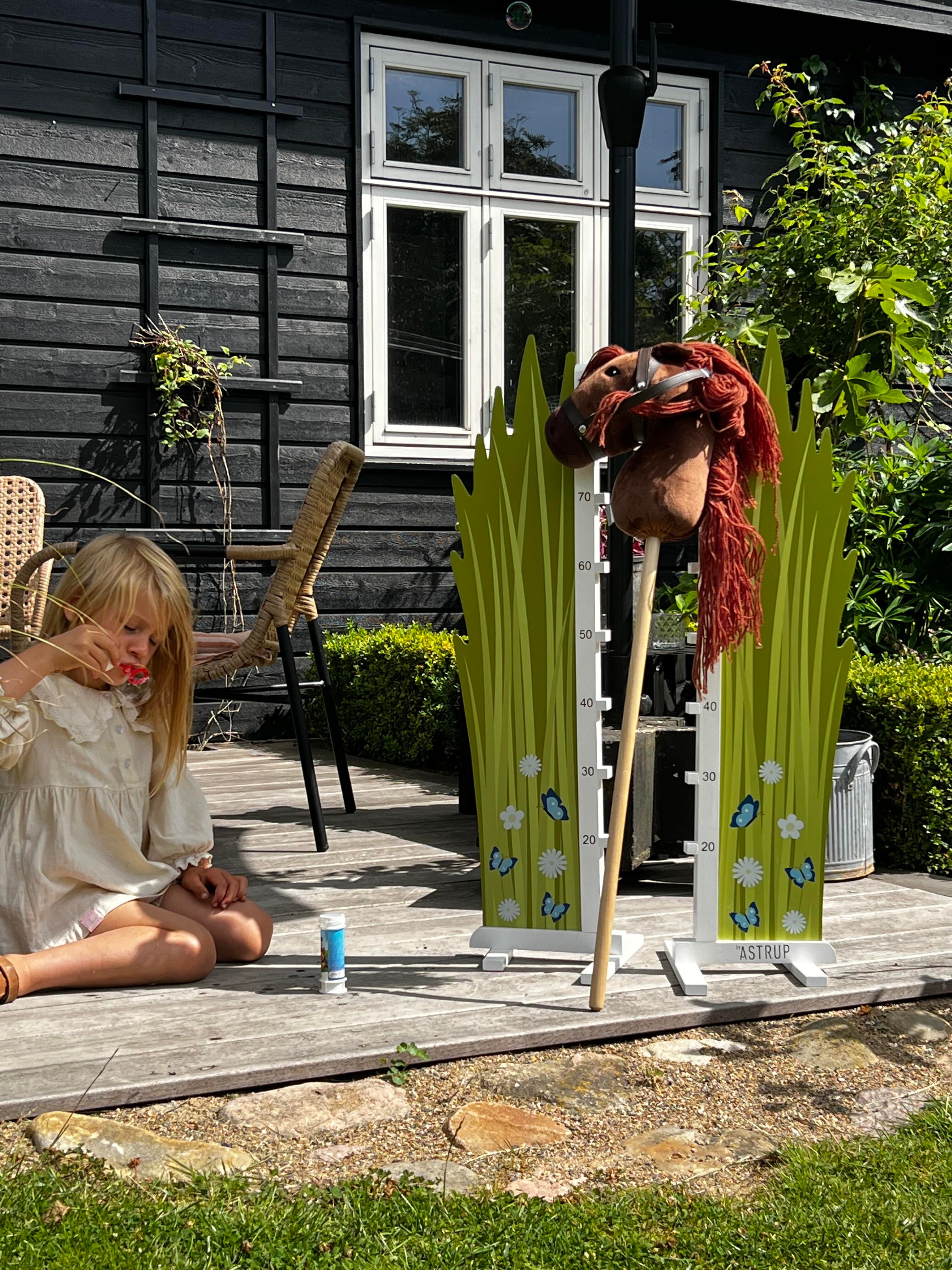 Grasland met bloemen hindernis voor Hobby Horse