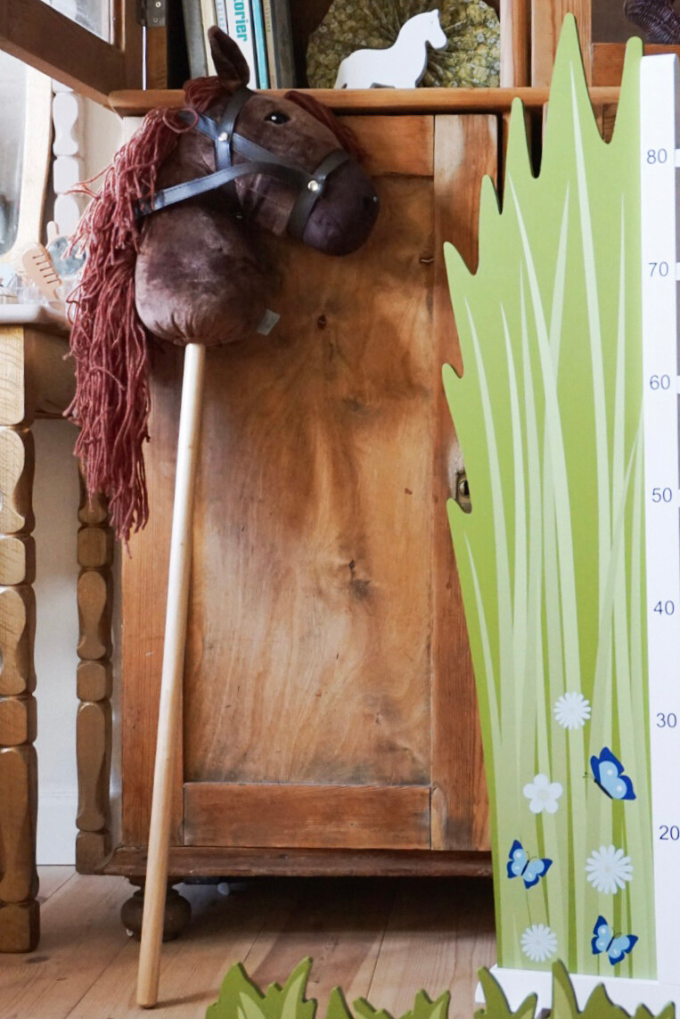 Grasland met bloemen hindernis voor Hobby Horse